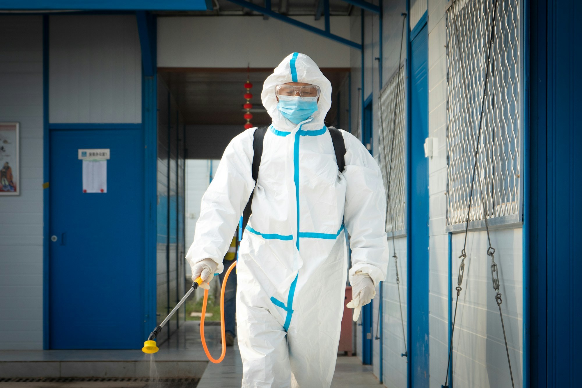 Technicien Aseptéo en tenue de protection lors d'une intervention de désinsectisation
