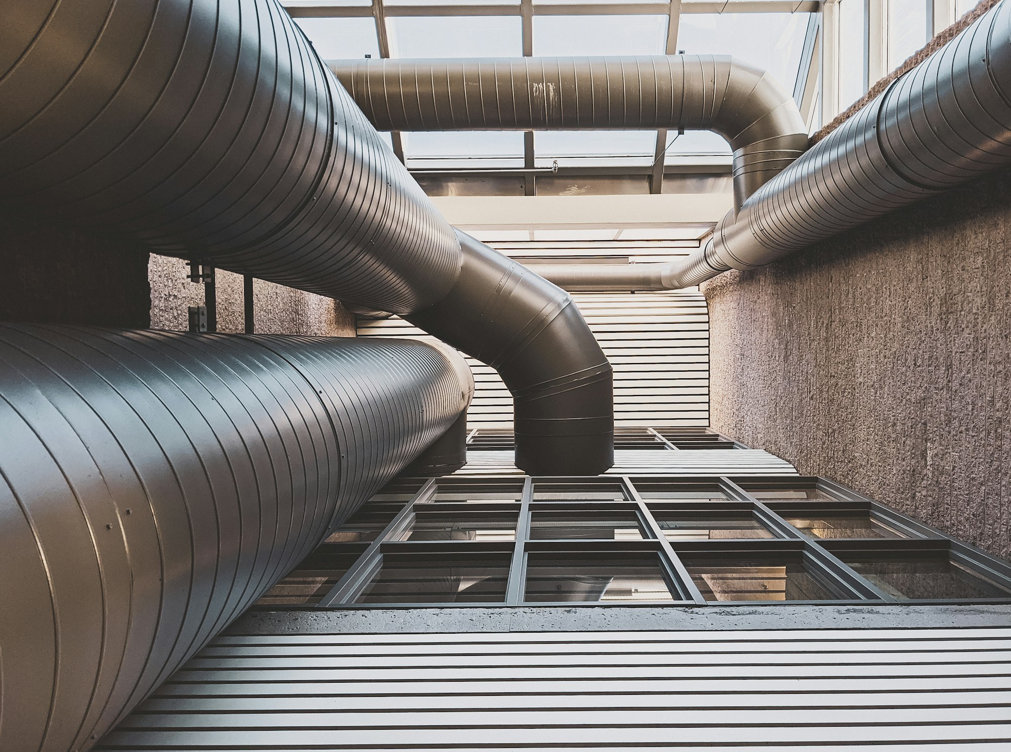 Réseau de gaines de ventilation d'un bâtiment avant nettoyage